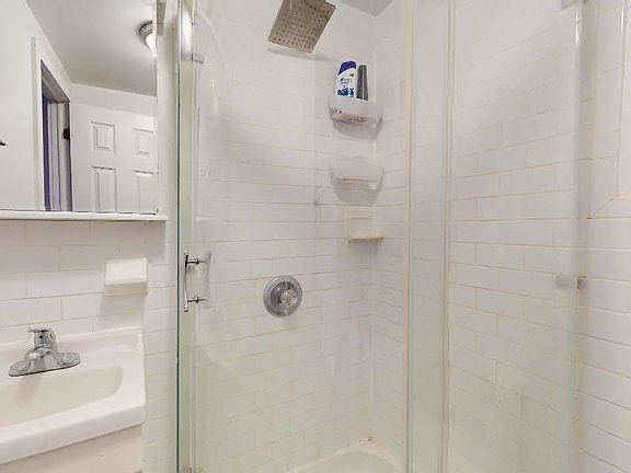 3rd image of 123 E 7th St #W4