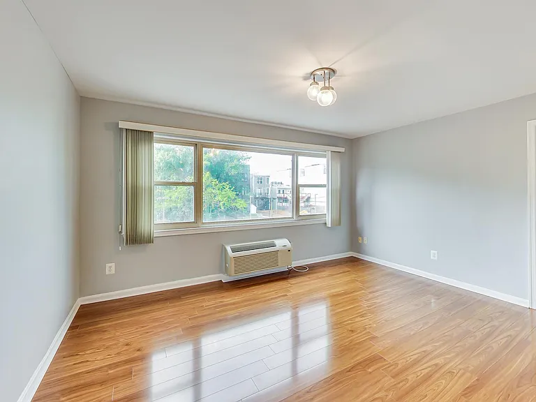 604 Longfellow St NW #303 — Photo 4