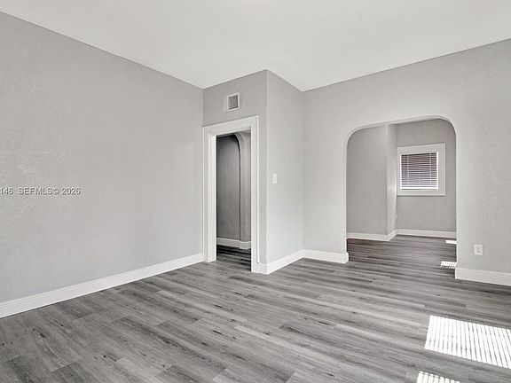4th image of 327 SW 20th St Unit 2