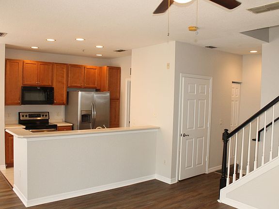 5th image of 2352 Grand Central Pkwy APT 19