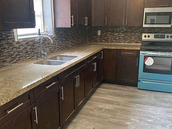 4th image of 710 NE 169th St #0