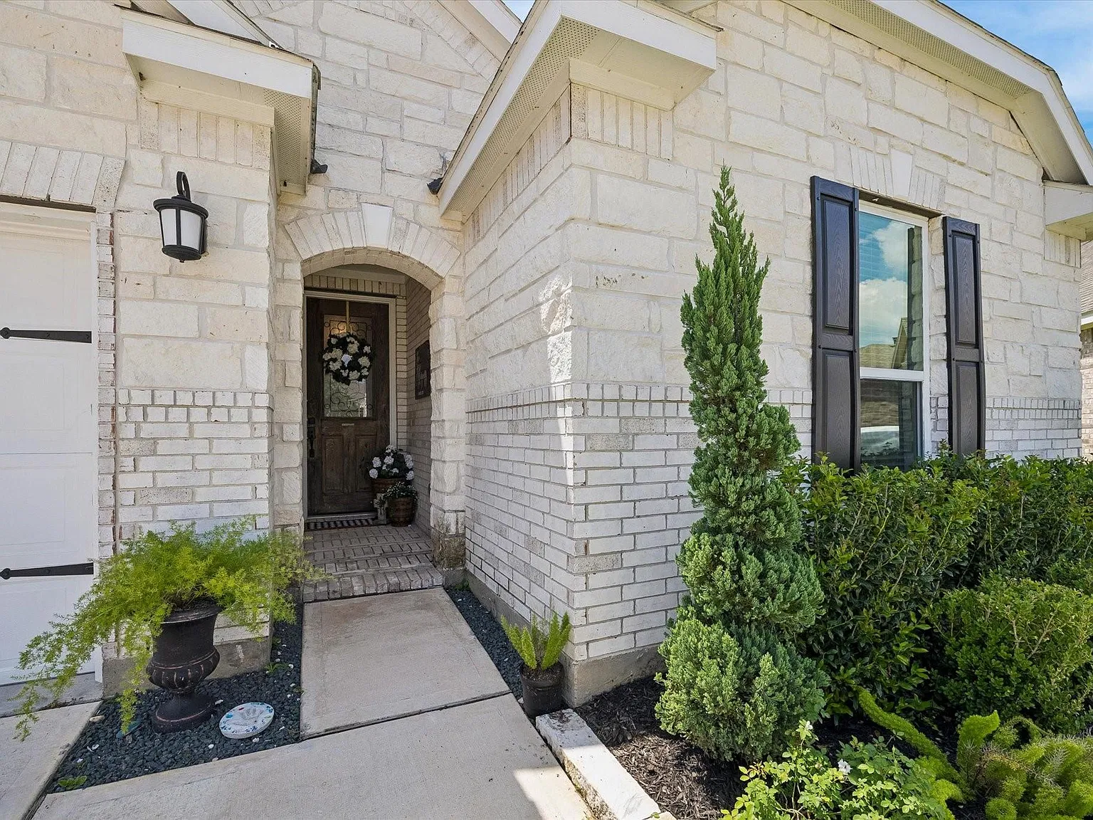 3 bed, 2.0 bath, 2461 sqft, $2,550 — Photo 4