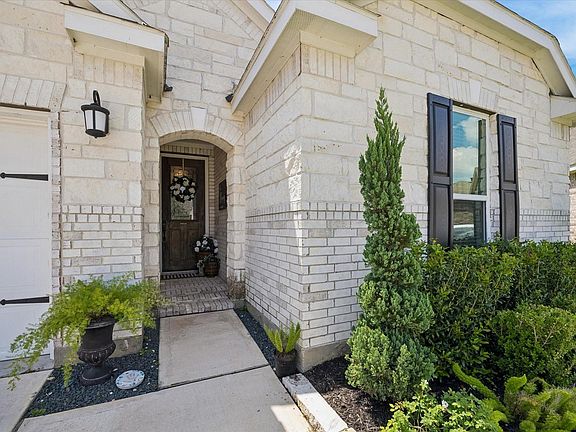 4th image of 39200 Canyonville Ct