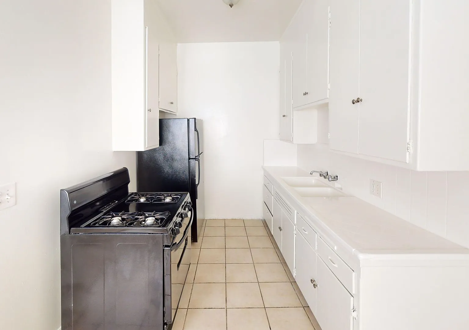4th Street Apartments...Gorgeous Newly Remodeled Apartments...Great Location! CALL NOW! — Photo 2