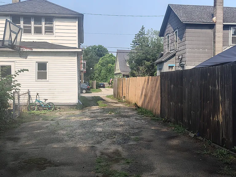 1062 Broadway Ave NW — Photo 4