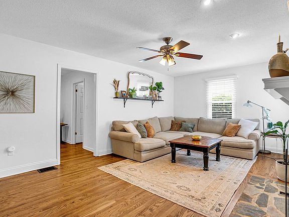 3rd image of 28 Idlewood Dr