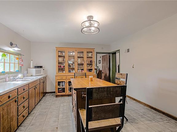 2nd image of 913 Metropolitan Ave