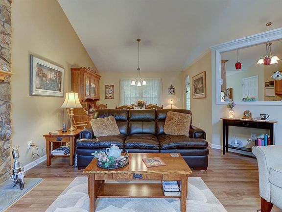 5th image of 1070 Chapel Woods Dr