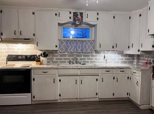 614 N Main St, Wellington, OH