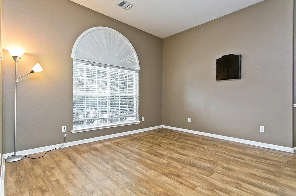 3 bed, 2312 sqft, $2,650 — Photo 2
