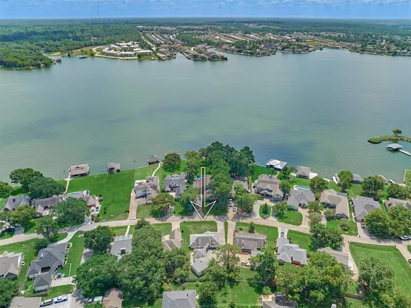 9749 E Shore Dr, Willis, TX 77318