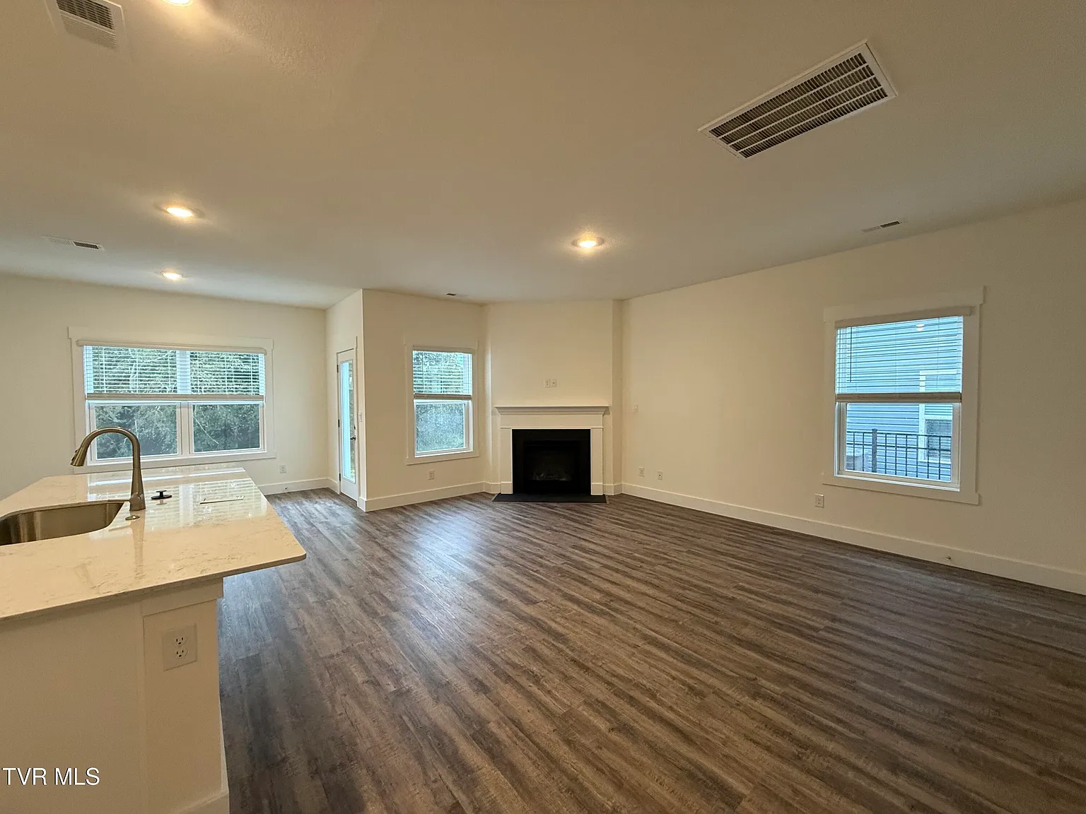 5 bed, 3.5 bath, 2618 sqft, $2,750 — Photo 3