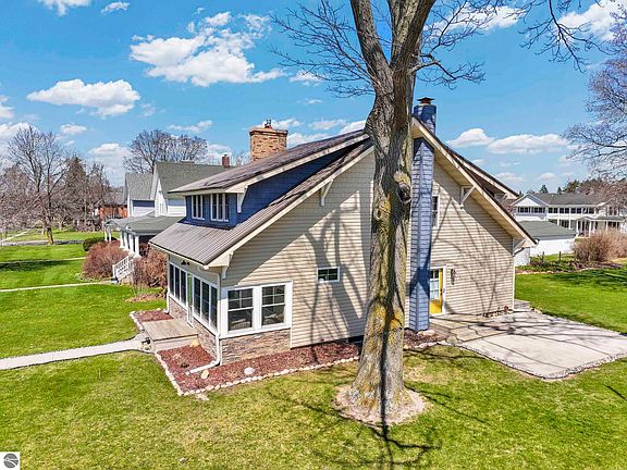 5th image of 407 S Lakeshore Dr