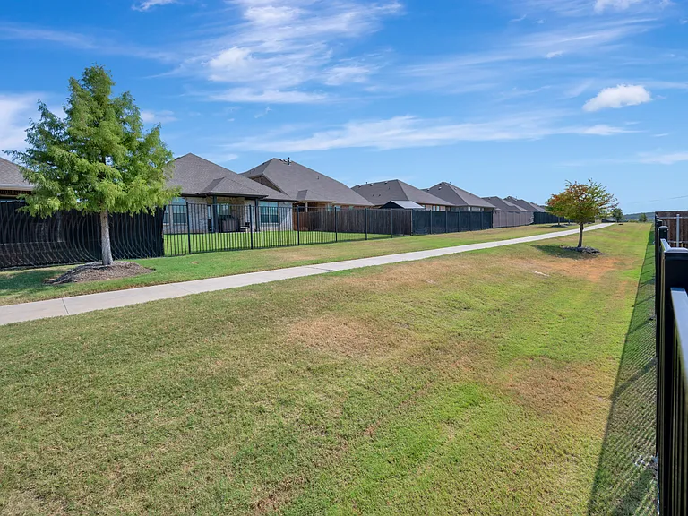 2028 Windsor Dr — Photo 33