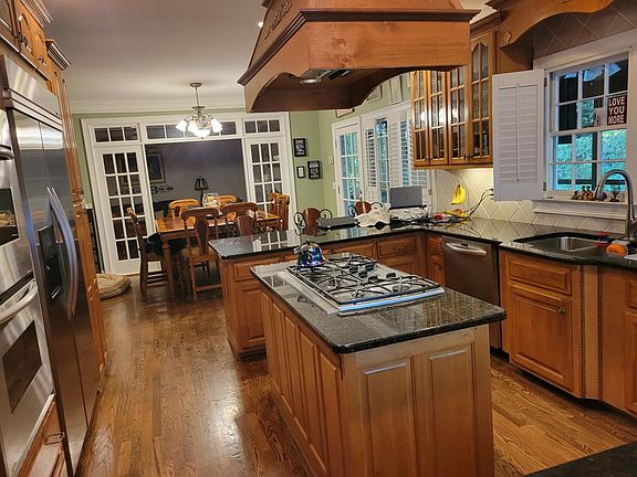 Large Kitchen; upscaled appliances