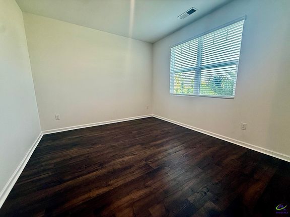 4th image of 216 Barnyard Way