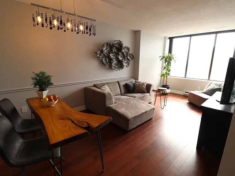 389 Dundas St — Photo 1