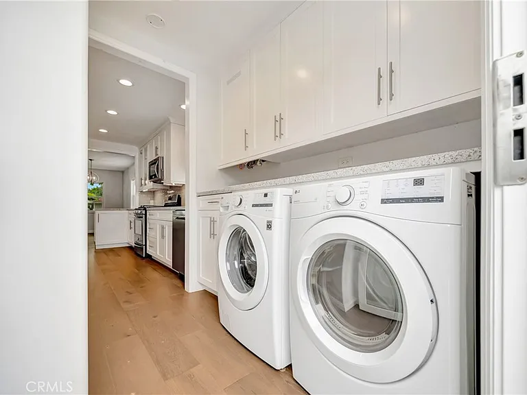 4833 Longridge Ave — Photo 16