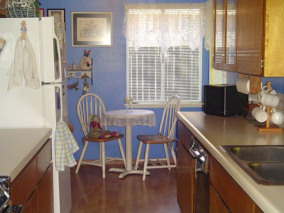 Kitchen w/dining nook