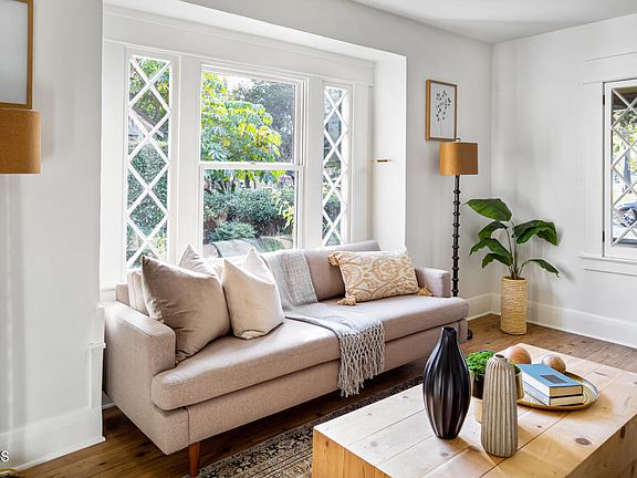 3rd image of 958 N Mar Vista Ave