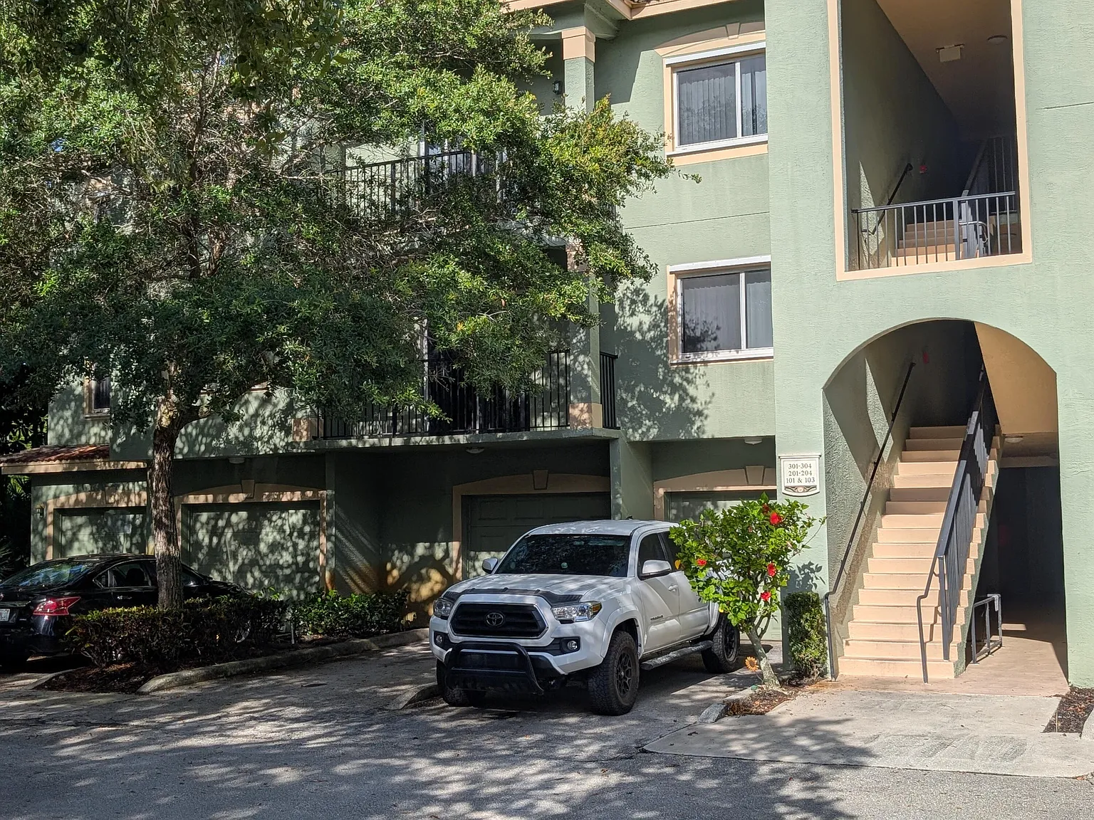 3 bed, 2.0 bath, 1306 sqft, $2,395 — Photo 4