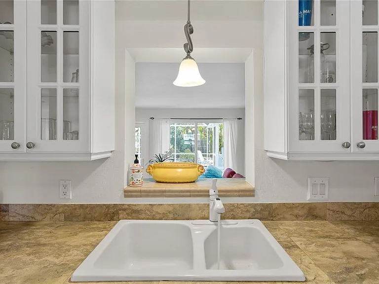 7860 Holiday Dr — Photo 13