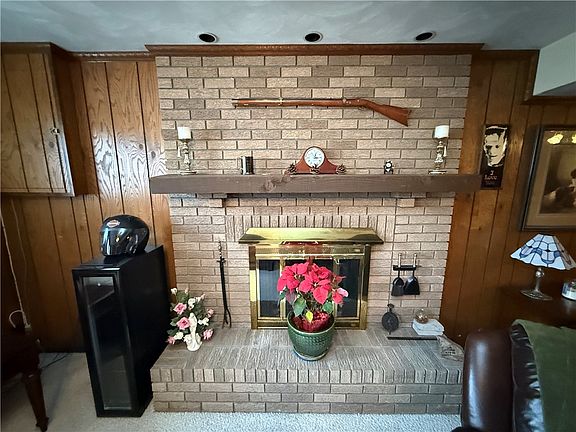5th image of 70 Green Meadow Ct