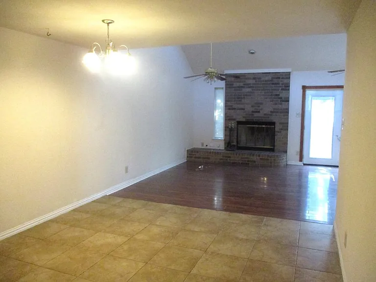 203 Yorkshire Ct — Photo 11