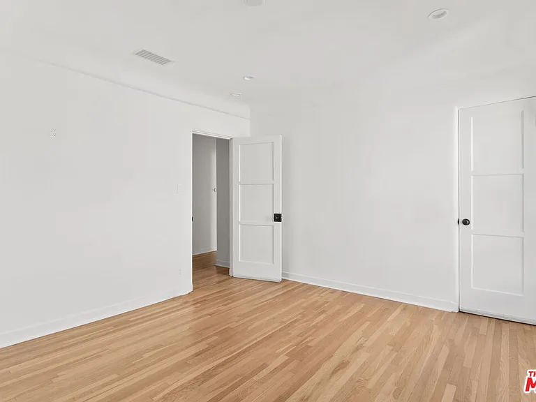 826 S Holt Ave — Photo 15