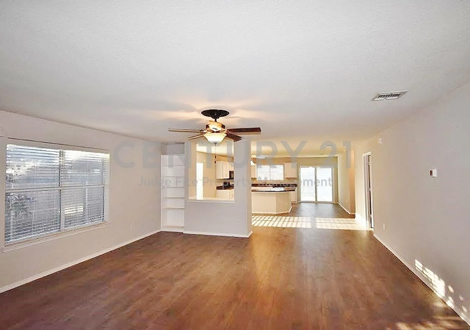 Light & Bright 4/2/2 in Waxahachie For Rent! — Photo 4