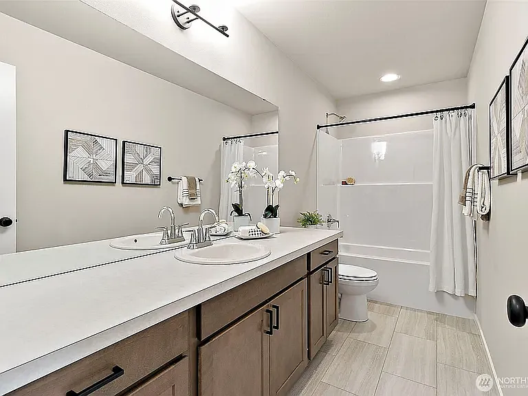4 bed, 2220 sqft, $4,200 — Photo 4