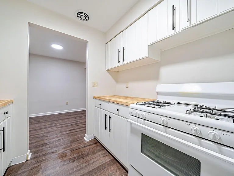Brooklane Manor Apartments — Photo 66