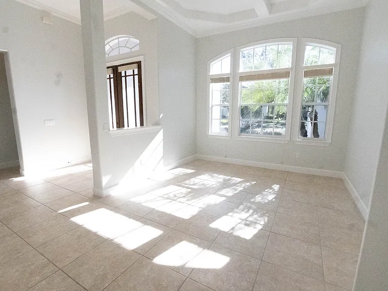 8122 Whitford Ct — Photo 3