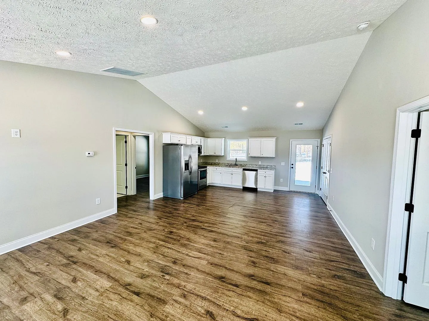Spacious Duplex with Fence-In Back Yard.... — Photo 4