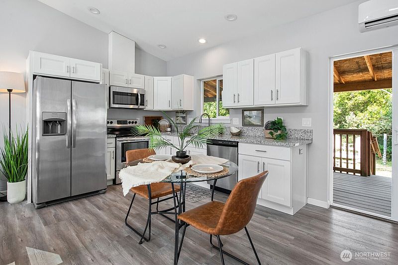 5th image of 320 Marine View Drive SW