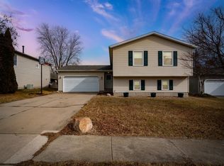 2720 Rocksbury Dr, Bloomington, IL 61705