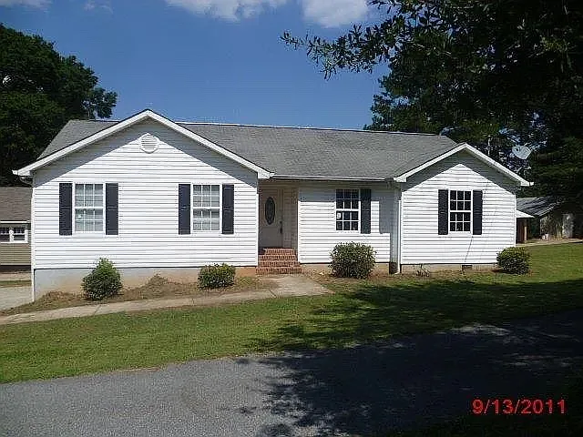3 bed, $1,995 — Photo 1