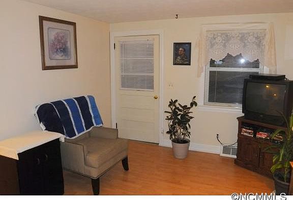 2nd image of 1521 Dawnview Dr