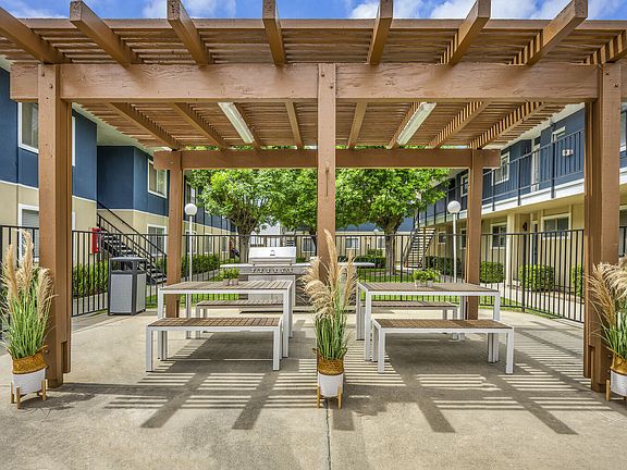 4th image of 3445 Colonial Dr #105