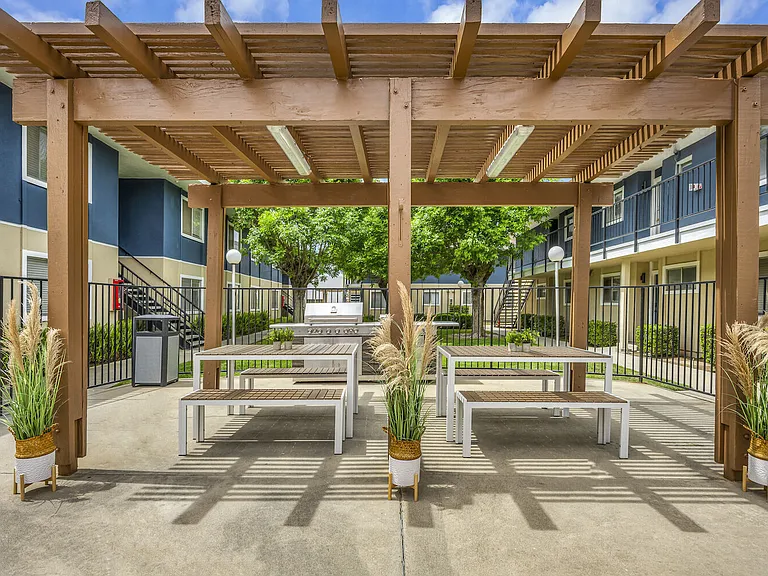 Standiford Court Apartments — Photo 6