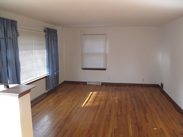 2nd image of 905 Brookfield Rd