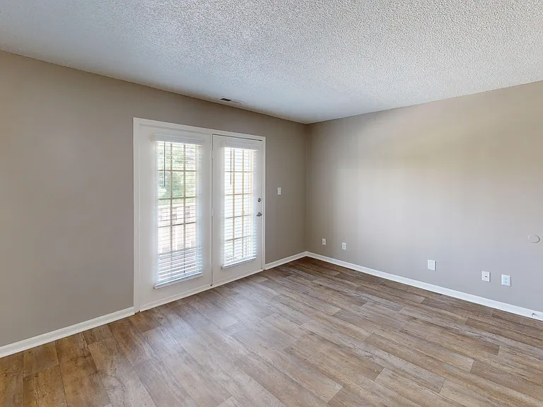 Turnberry Square Apartments — Photo 24