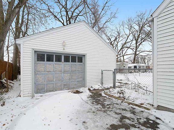 1+ Car Garage w/ Opener