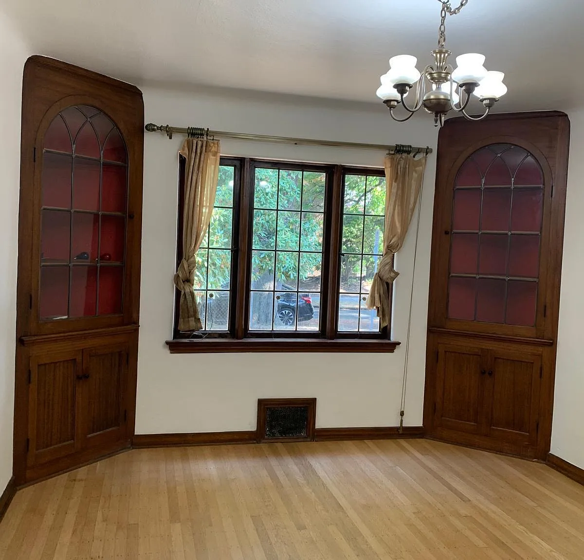 6 bed, 3290 sqft, $865 — Photo 3