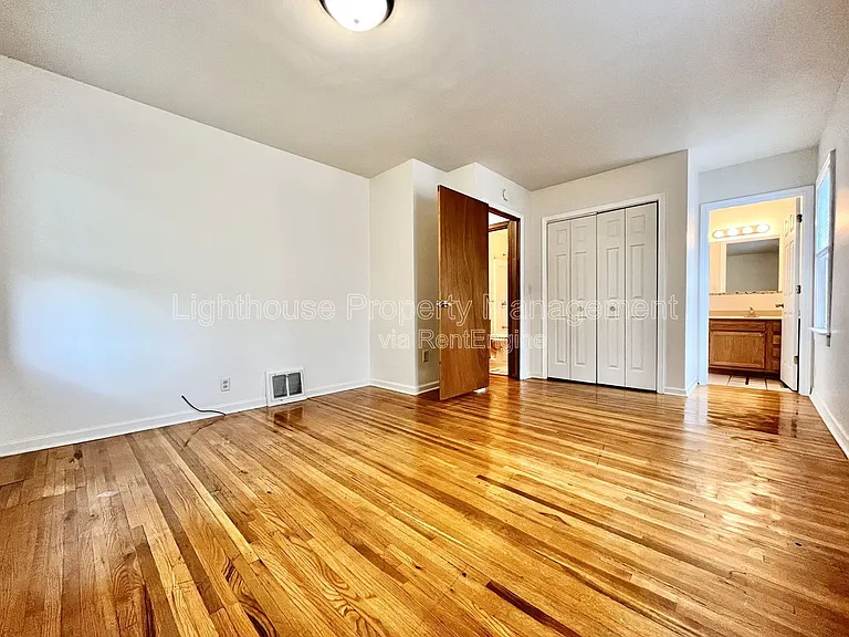 1656 Fremont Ave NW — Photo 11