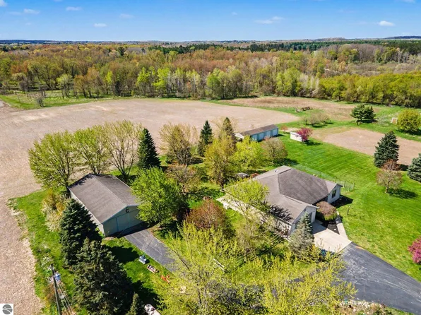 7141 W Pleasant Valley Rd, Blanchard, MI 49310