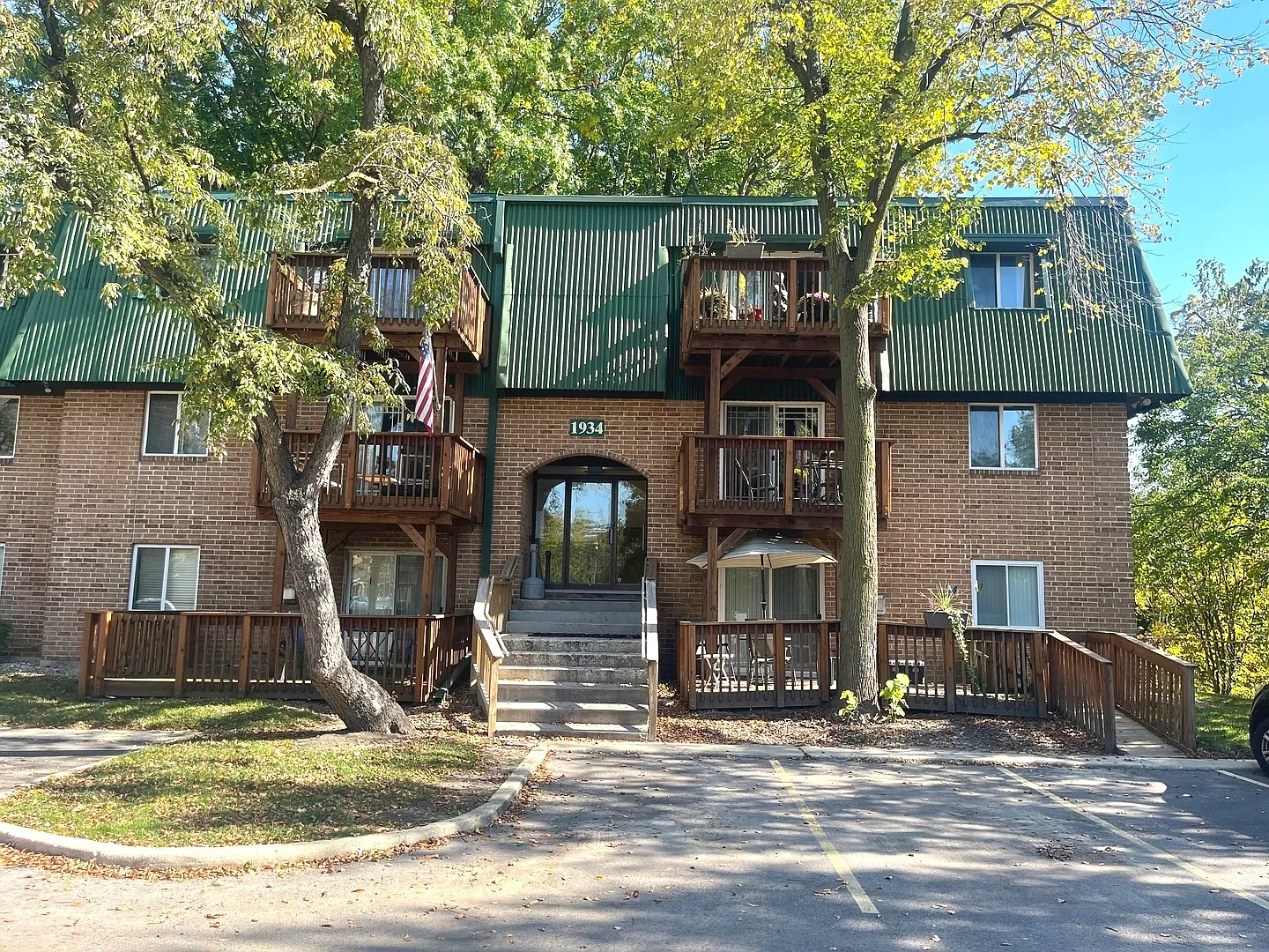2 bed, 919 sqft, $1,750 — Photo 1