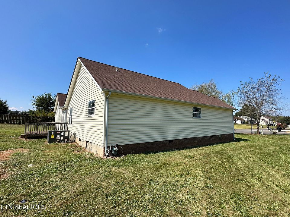 2nd image of 209 Rolling Ridge Ln S
