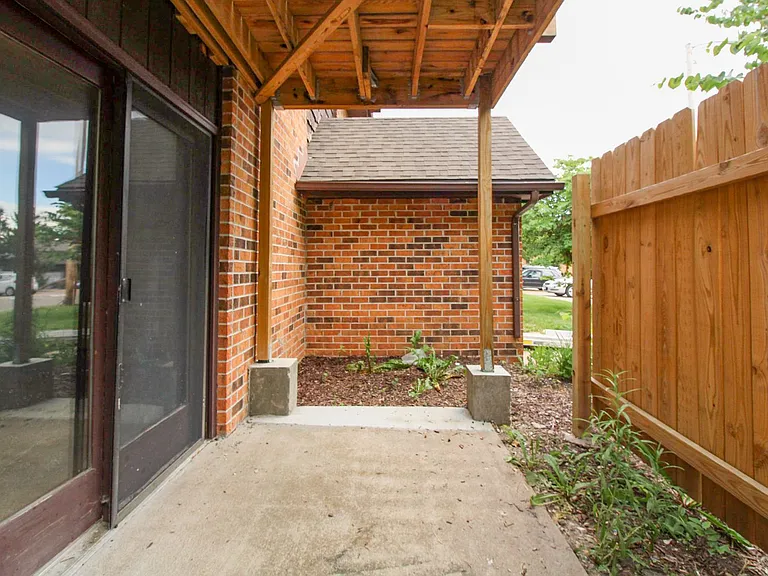 500 N Columbia Dr E — Photo 9