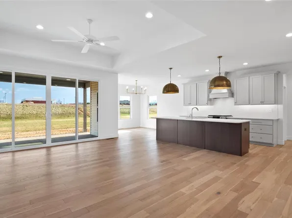 595 Legacy Dr, Waterloo, IL 62298